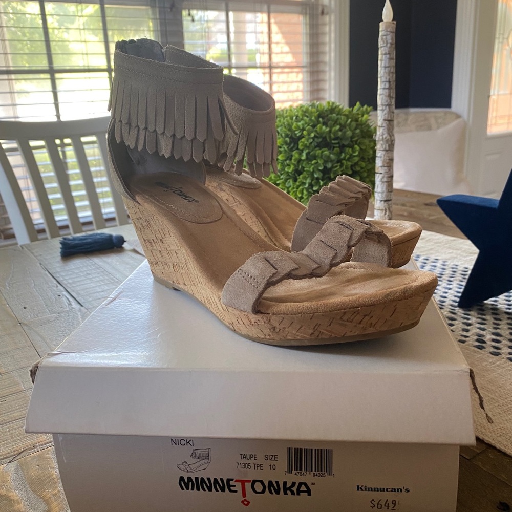 Minnetonka size 10 wedges